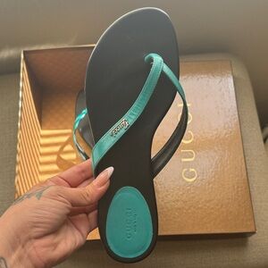 Gucci Women's Black and Teal Flip-Flop Sandals